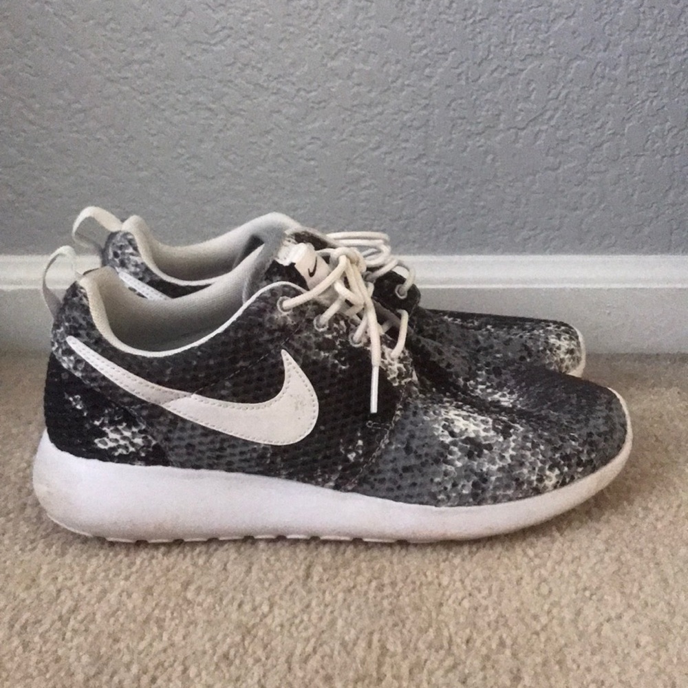 Nike Roshes Black and White Design